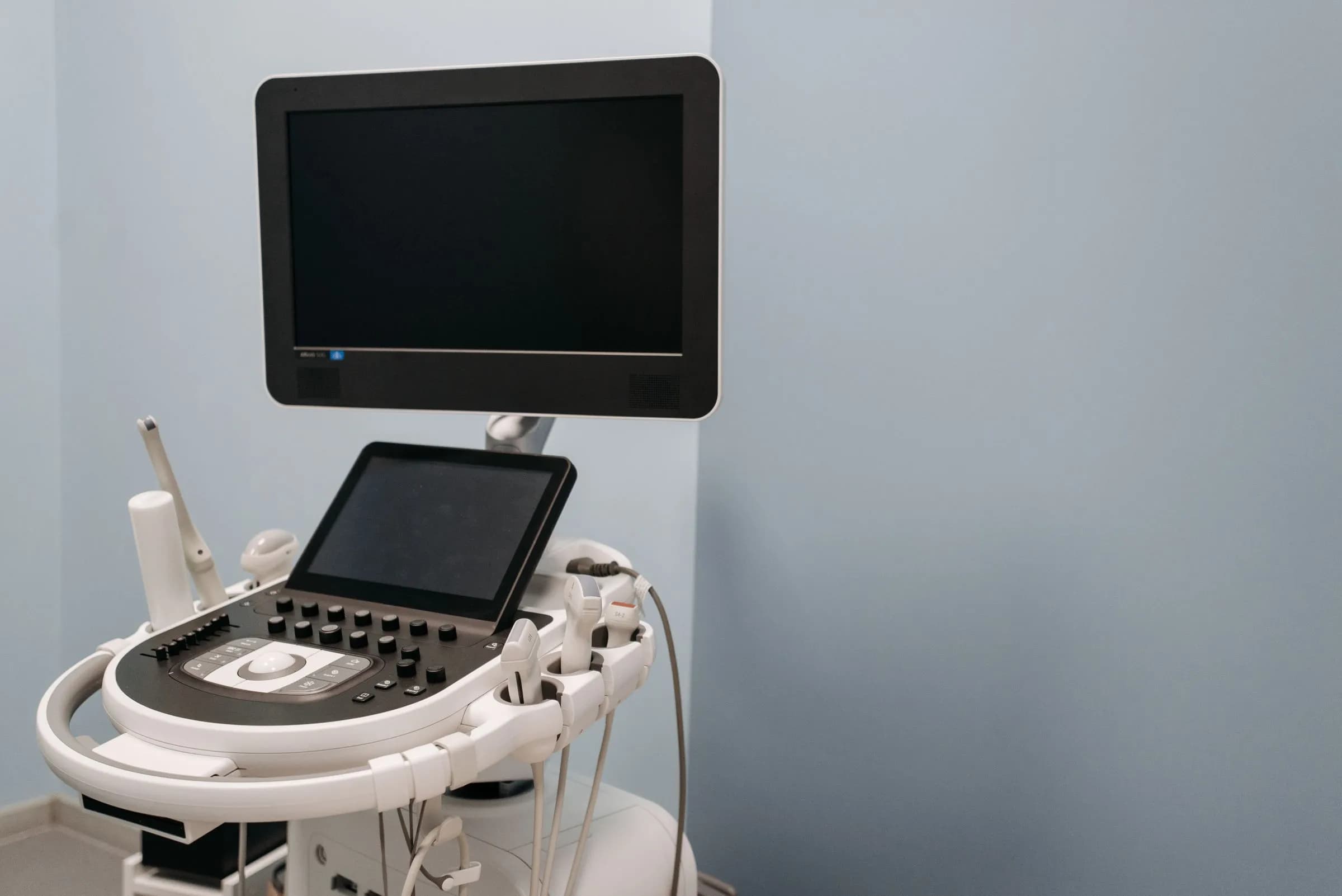 Ultraschallgerät im Diagnostikraum der urologischen Praxis Dr. Vaupel